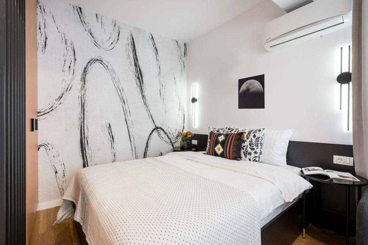 Sunny - Charming Balcony - Romana Square Apartament