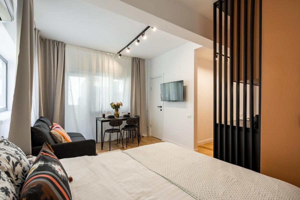 Apartment Sunny - Charming Balcony - Romana Square *